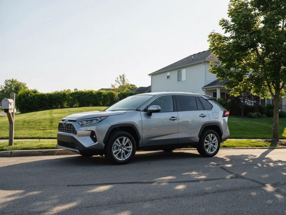 SUV Toyota RAV4 podczas jazdy