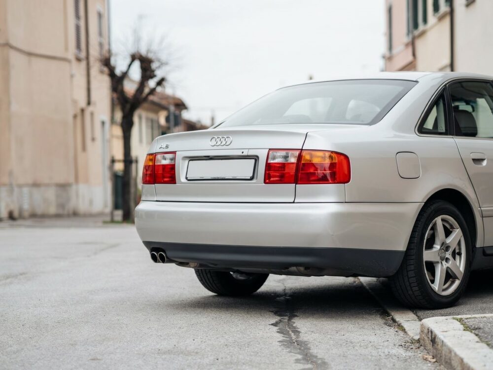 Zbliżenie na spoiler samochodu Audi
