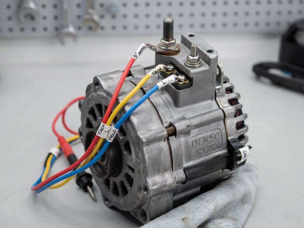 alternator w pojeździe z podłączonym obrotomierzem