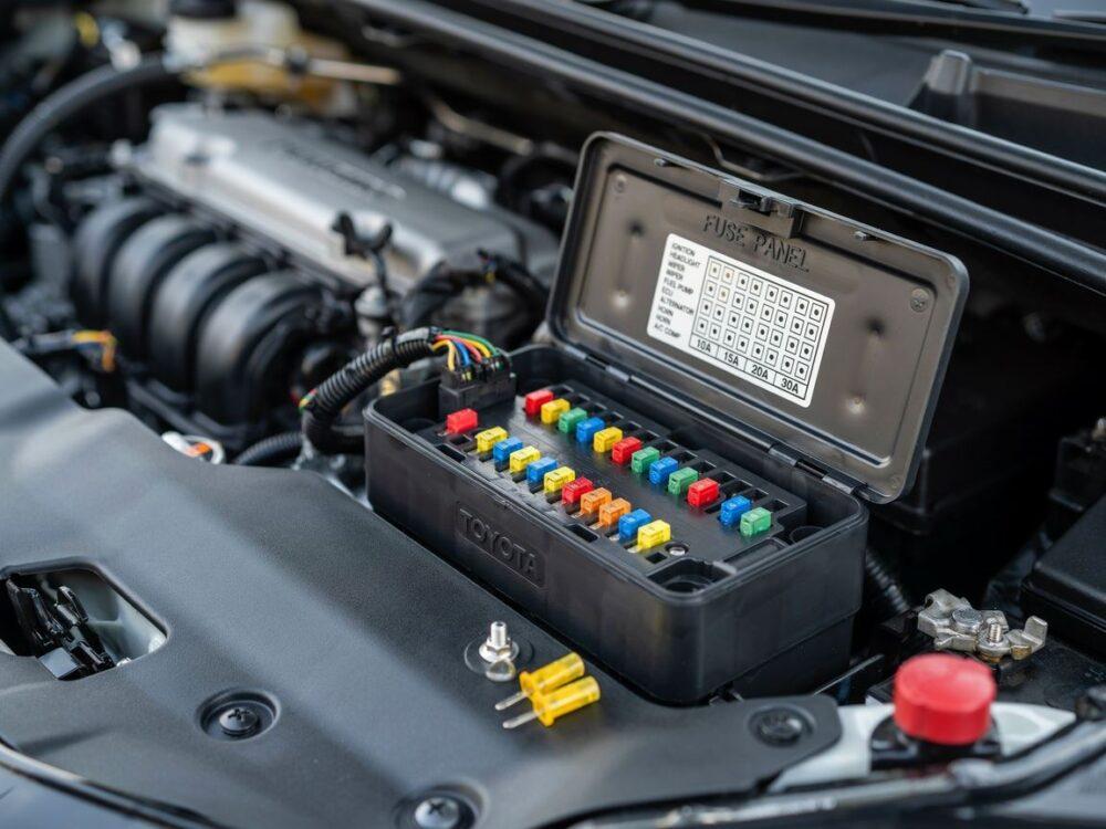 Bezpieczniki Toyota Yaris Kompletny poradnik lokalizacji, wymiany i diagnozy