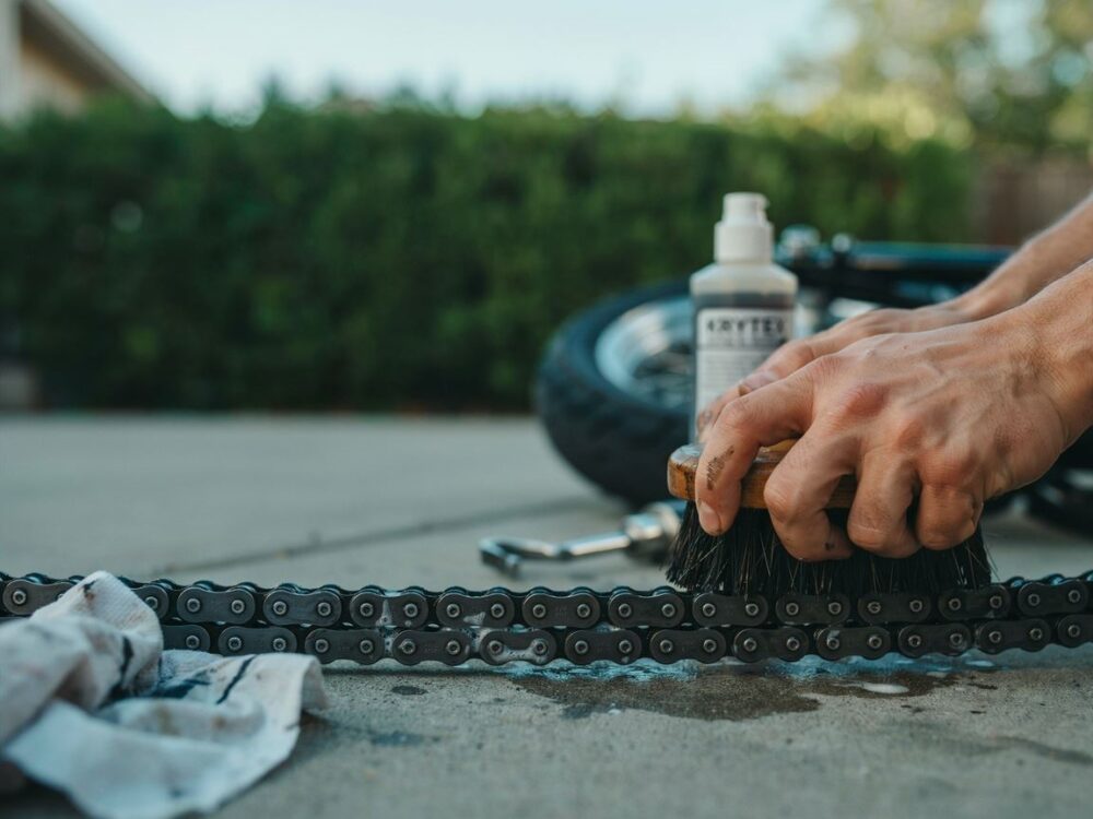 Jak czyścić łańcuch motocyklowy krok po kroku – skuteczne metody i najlepsze środki