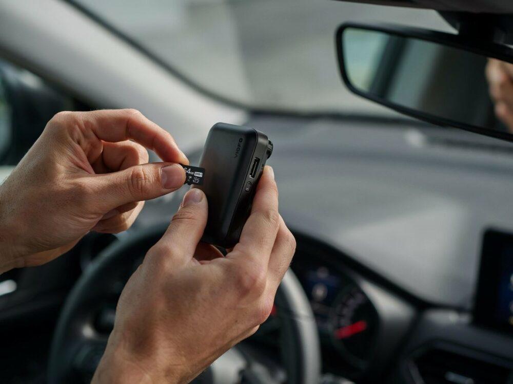 instalacja karty pamięci w kamerze samochodowej
