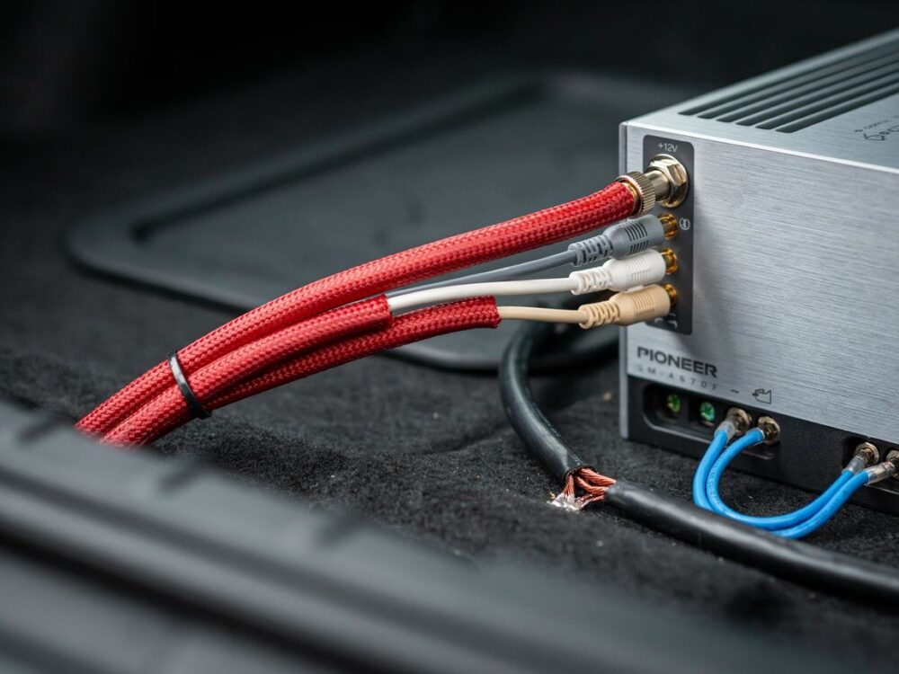 Jak podłączyć wzmacniacz samochodowy krok po kroku – kompletny poradnik instalacji