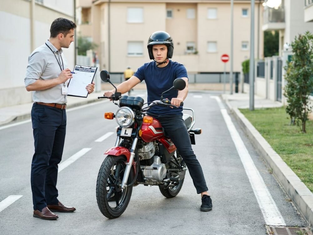kandydat zdający egzamin na kartę motorowerową