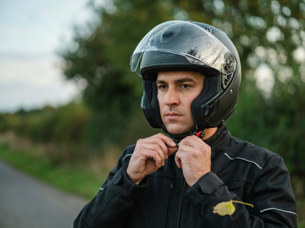 kask motocyklowy z daszkiem