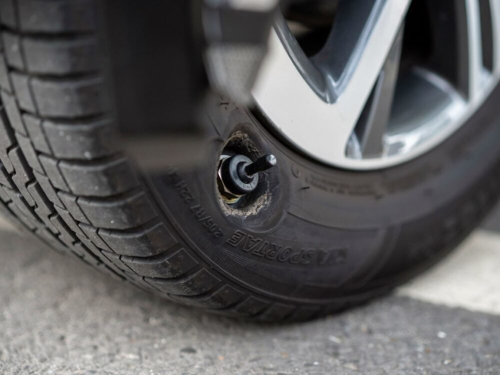 koło samochodu kia sportage z oponą
