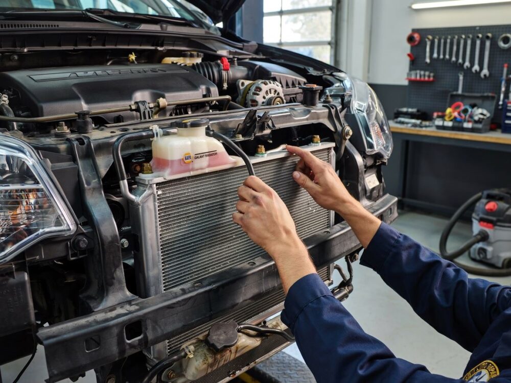 mechanik montuje chłodnicę