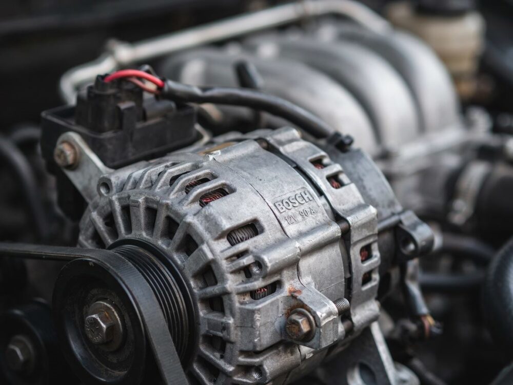 mechanik naprawiający alternator