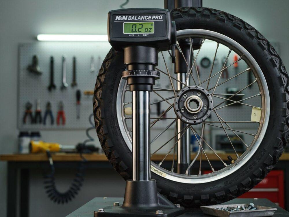 montaż ciężarków na kole motocyklowym