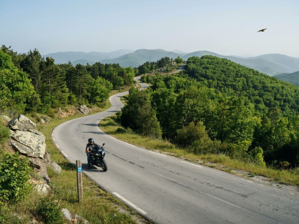 motocykl na krętej drodze