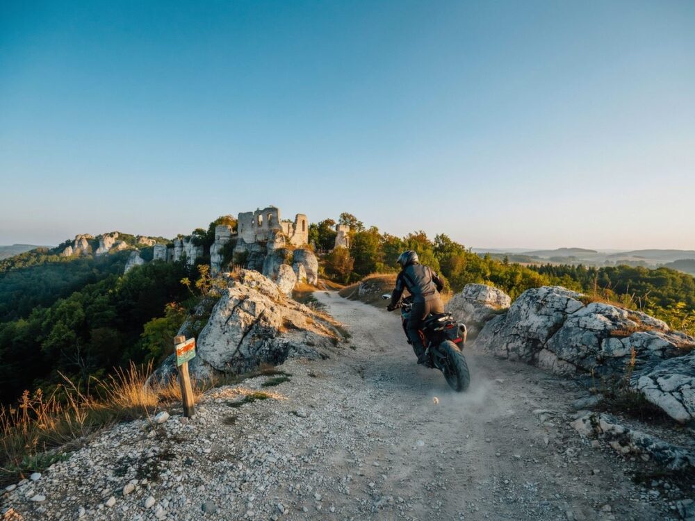 motocykl na tle skał