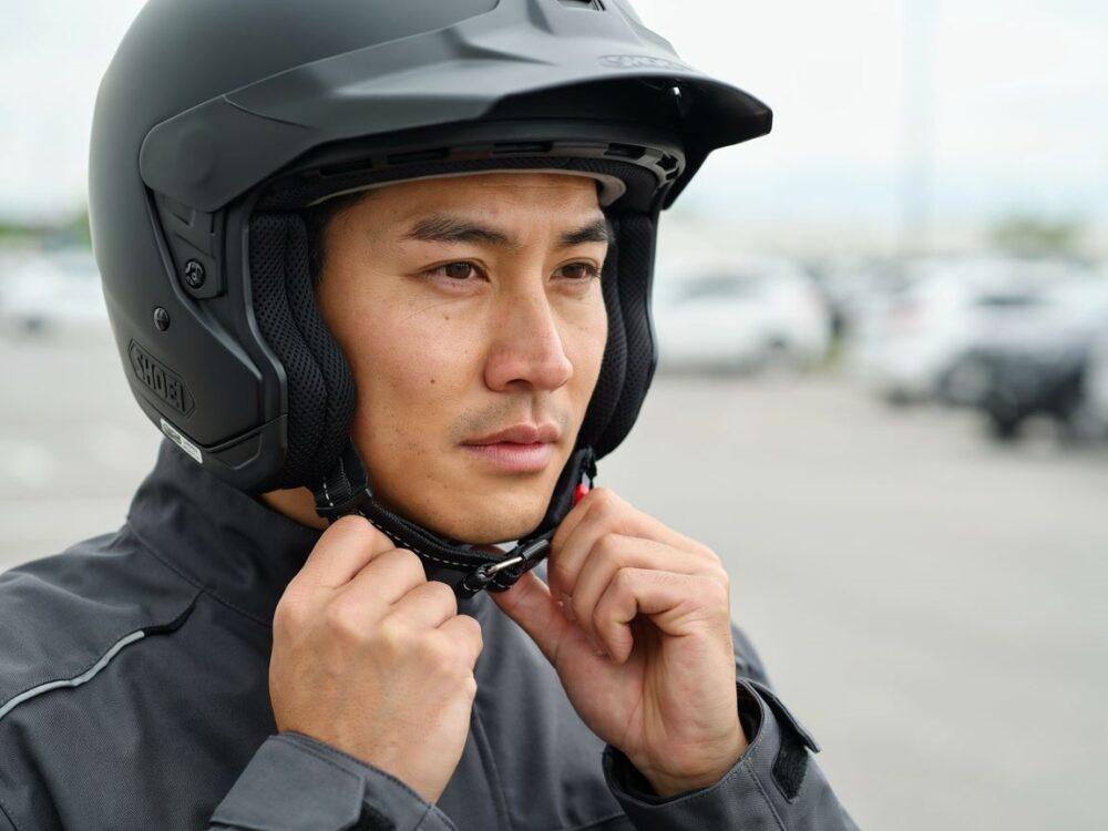 motocyklista zakładający kask