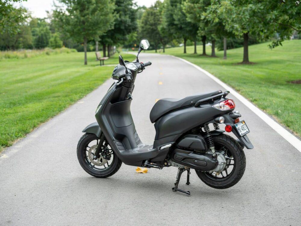 Czy motorowerem można jeździć po ścieżce rowerowej – przepisy i praktyczne wskazówki