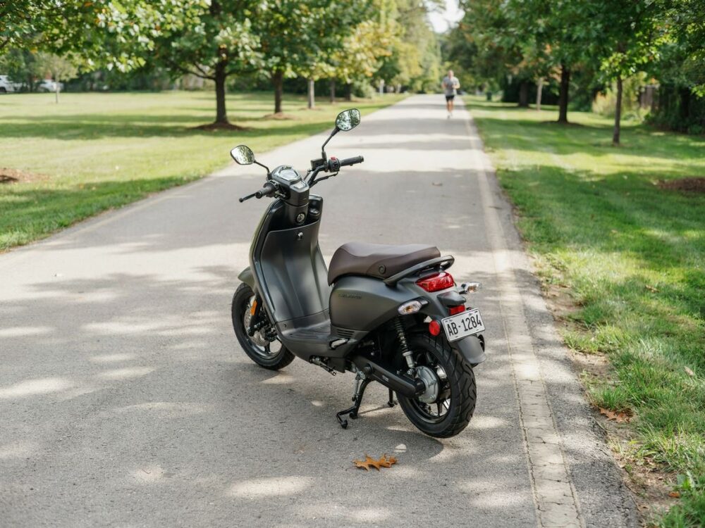motorower obok rowerów na drodze
