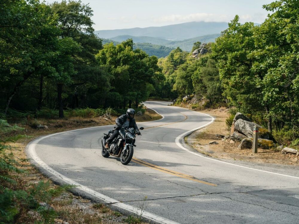 motorysta w kasku na szlaku