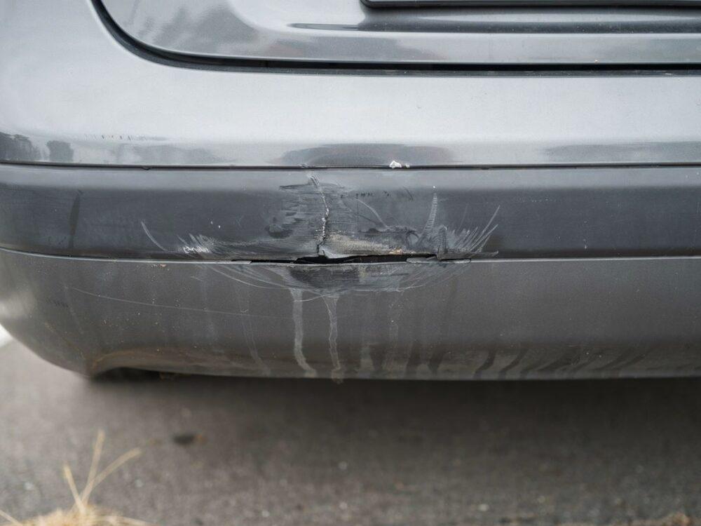 naprawa przytartego zderzaka plastikowego