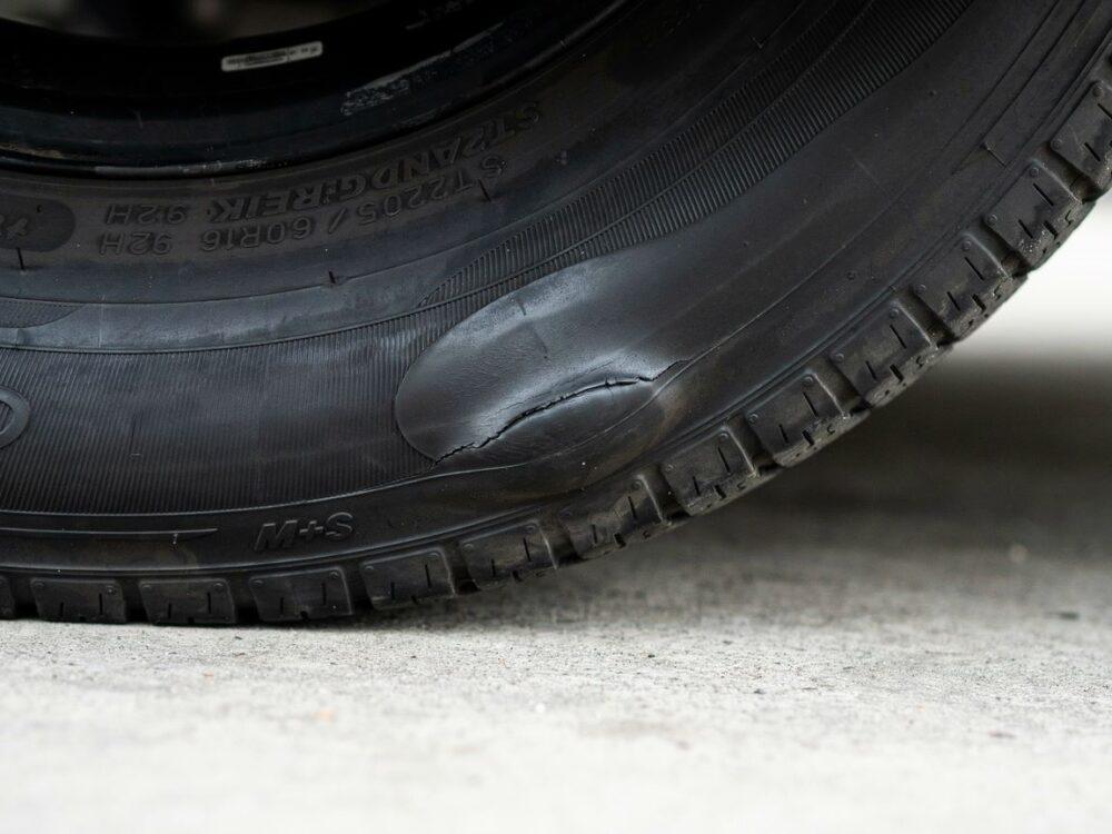 opona z widocznym wypukłym miejscem