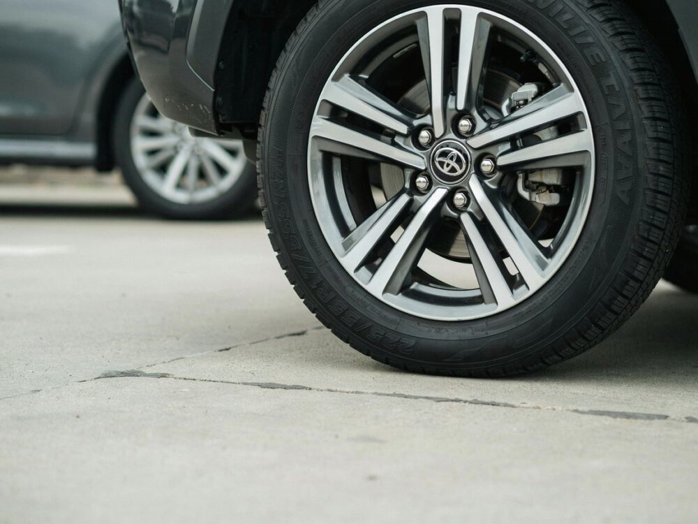 Jakie opony montuje Toyota? Jak wybrać najlepsze opony do swojego modelu