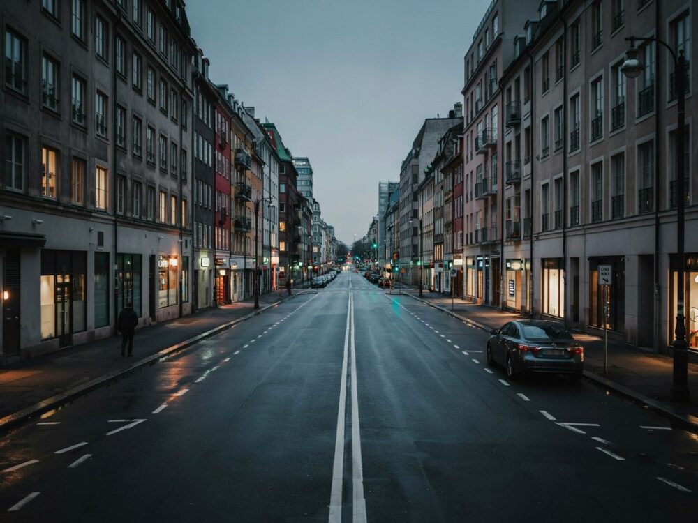 opustoszała autostrada w weekend