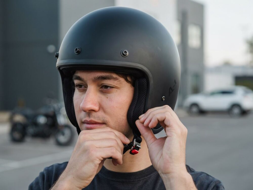 otwarty kask motocyklowy na stole