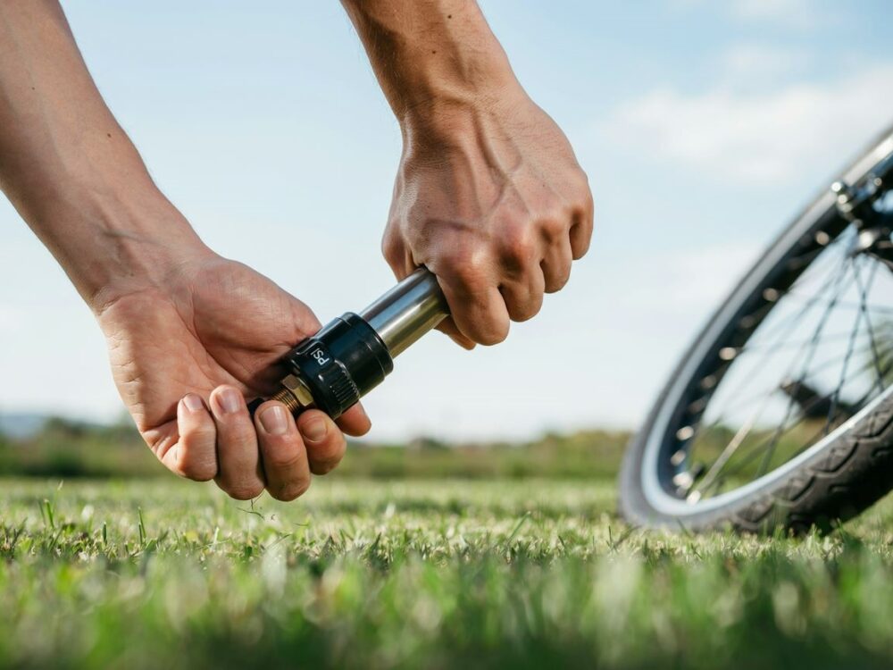 pompka rowerowa w użyciu