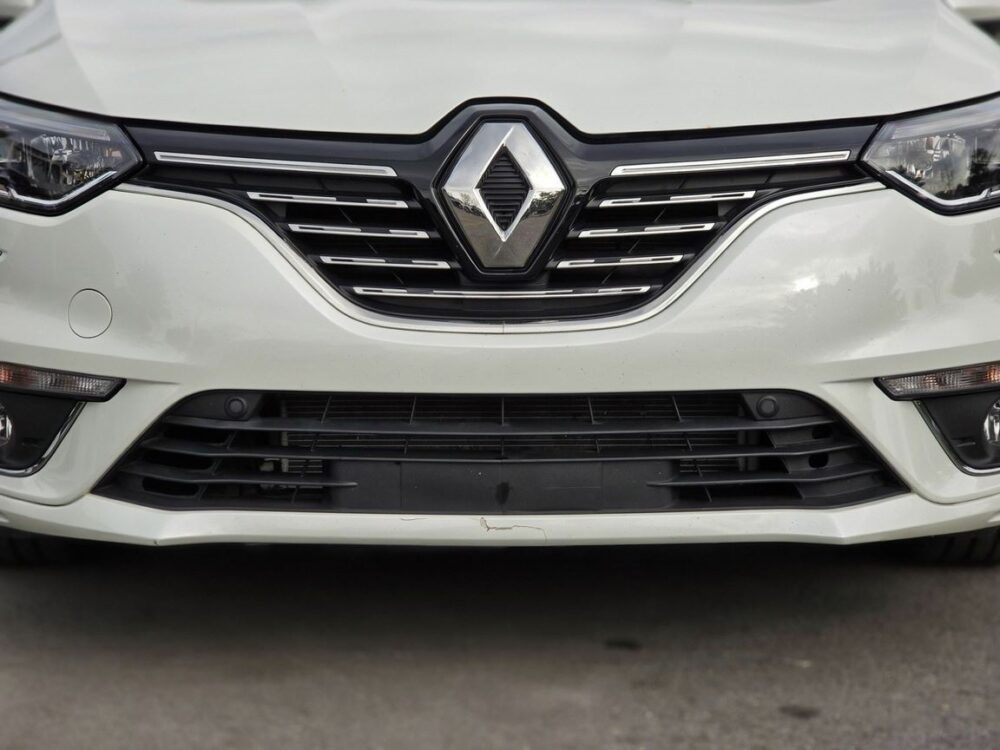 przedni zderzak auta Renault Megane 3
