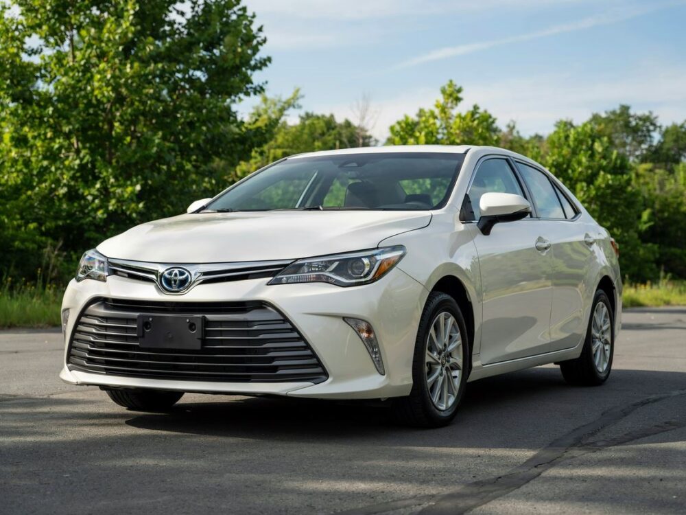 samochód Toyota na drodze