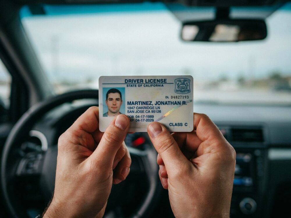 urzędnik przyjmujący dokument prawo jazdy