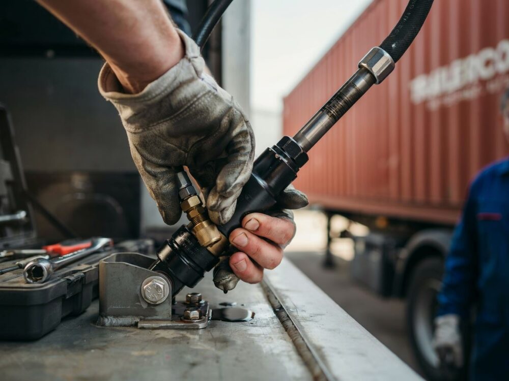 Jak zaślepić siłownik w naczepie krok po kroku poradnik dla kierowców i mechaników