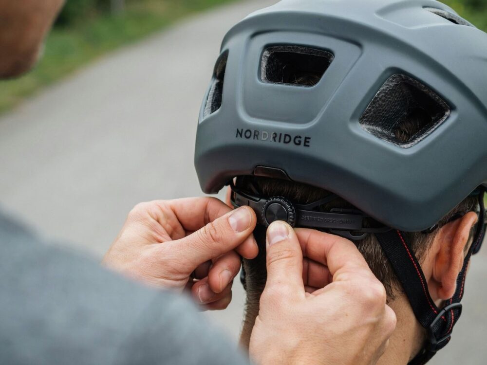 zapięcie kasku motocyklowego