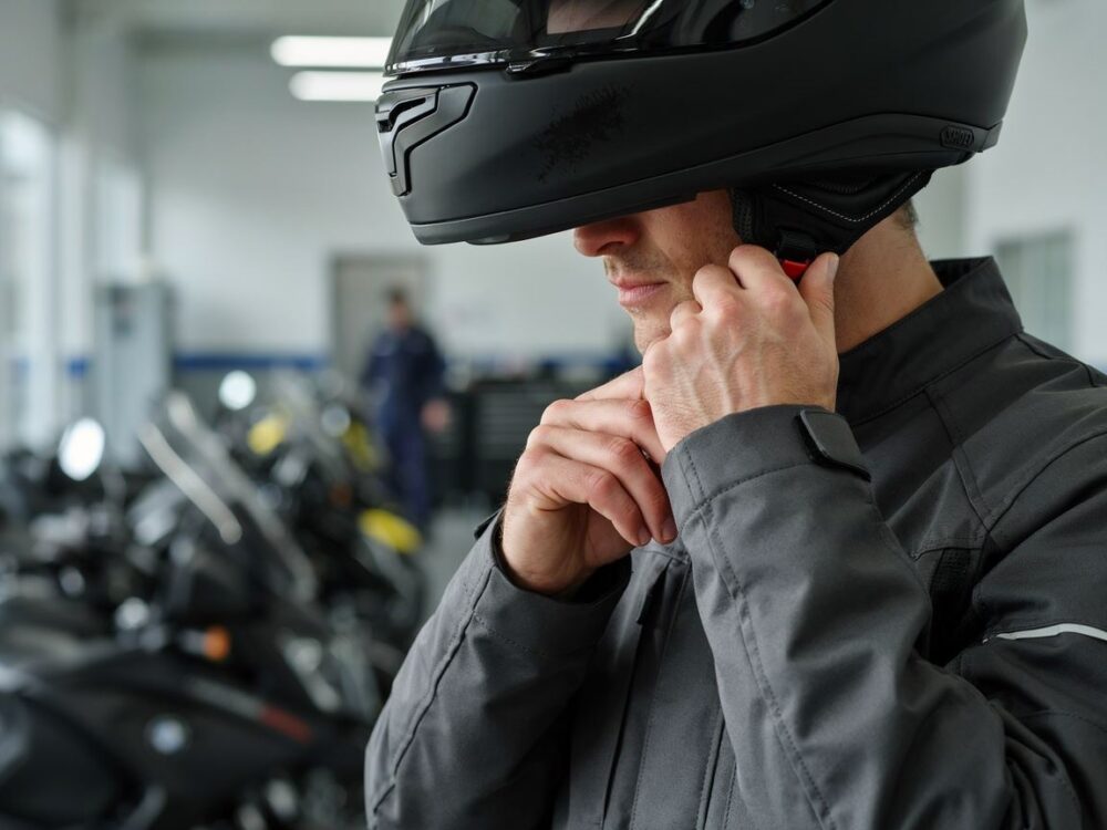 Jak prawidłowo zakładać kask motocyklowy krok po kroku – poradnik dla motocyklistów