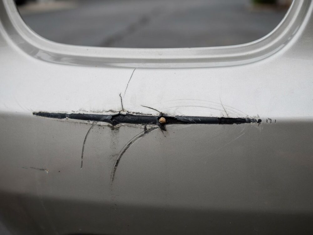 zarysowania na plastikowym zderzaku