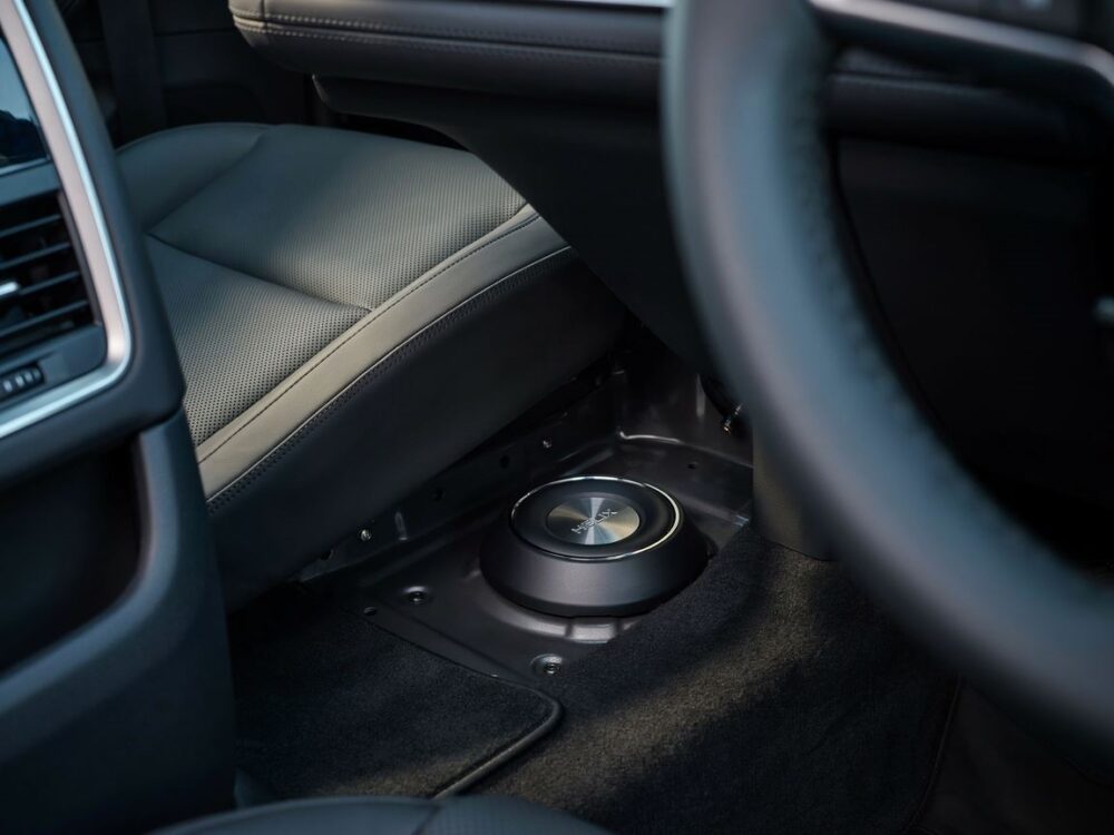 zintegrowany subwoofer pod siedzeniem