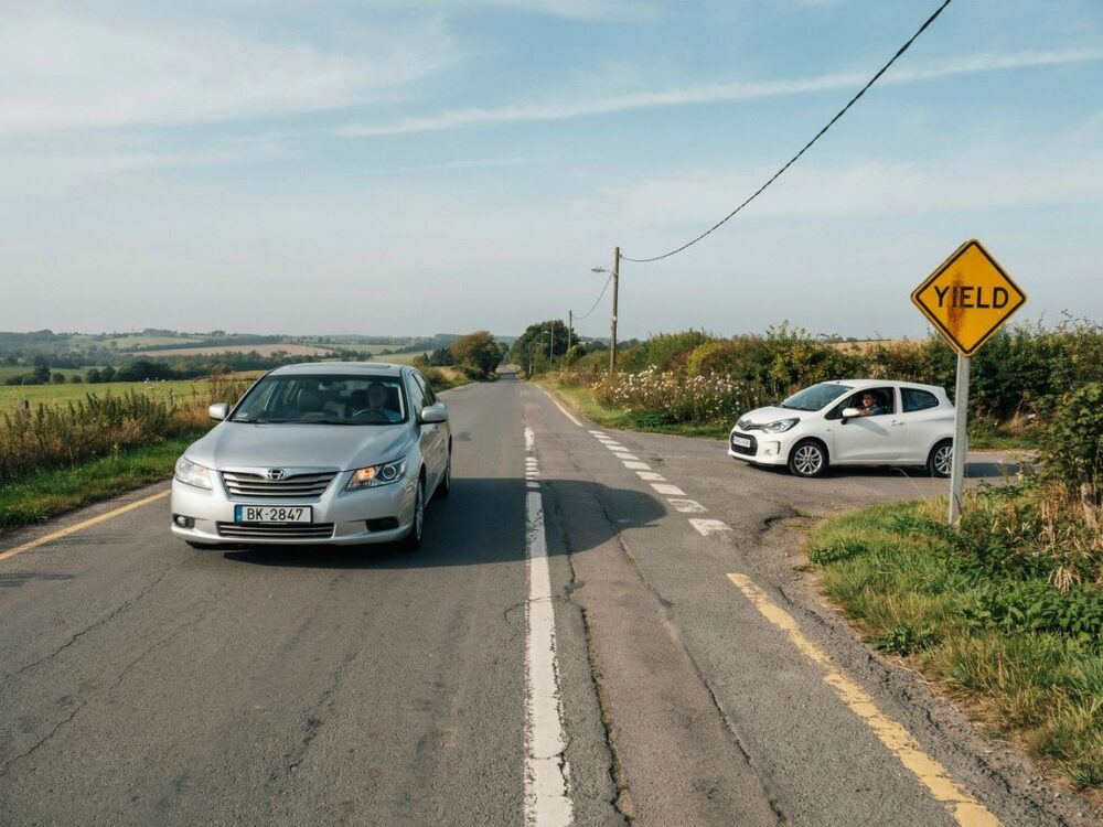 Kto ma pierwszeństwo na zwężeniu drogi i jak zachować się bezpiecznie